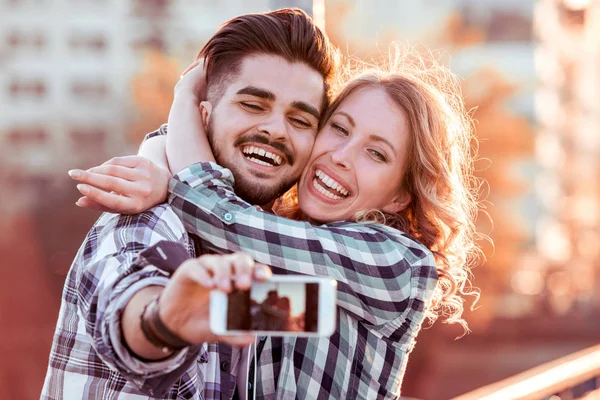 Miłości para zrobić selfie w mieście. — Zdjęcie stockowe