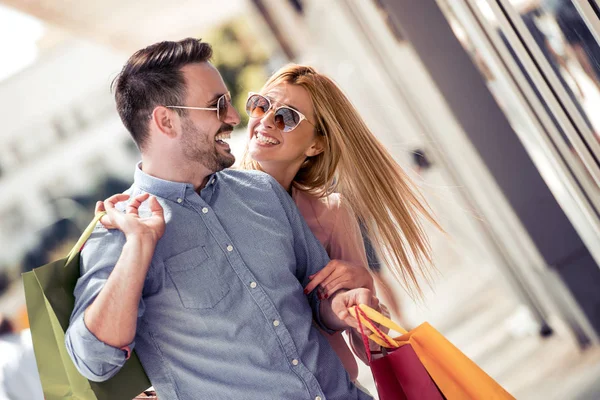 Bella coppia godere di shopping insieme — Foto Stock