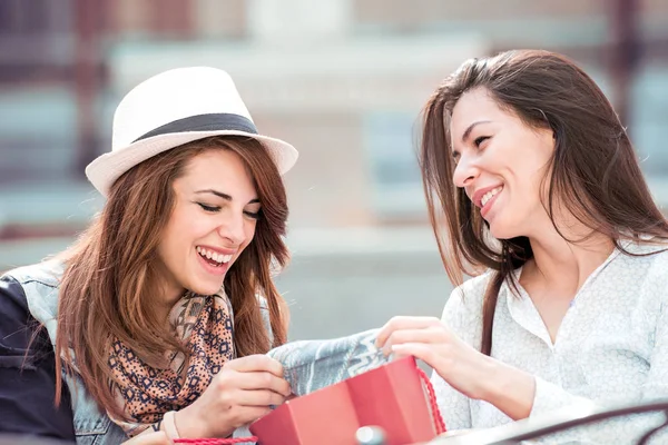 Två vackra unga kvinnor som njuter av shopping i staden. — Stockfoto