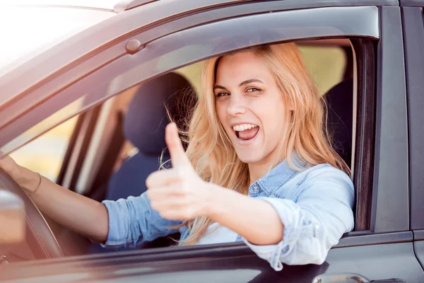 Zwei Mädchen auf der Straße versuchen, ihr Auto zu reparieren — Stockfoto