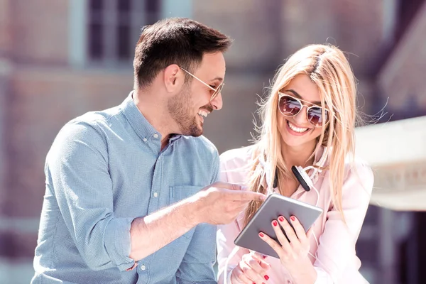 Ehepaar schaut in der Stadt auf Tablet. — Stockfoto