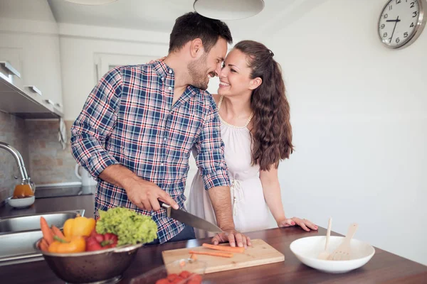 Jong koppel plezier van samen bereiden van voedsel. — Stockfoto