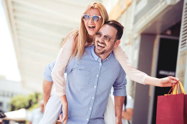 Portret van gelukkige paar na succesvolle winkelen. — Stockfoto