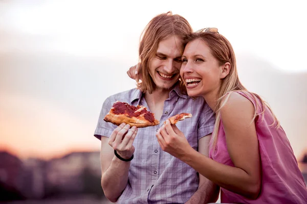 Pareja comiendo pizza snack al aire libre . — Foto de Stock