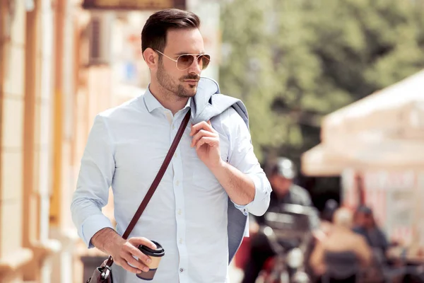 Retrato de un joven empresario al aire libre en la calle . —  Fotos de Stock