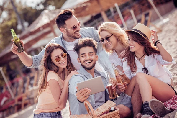 Glückliche Freunde, die Spaß haben, zusammen ein Foto machen. — Stockfoto