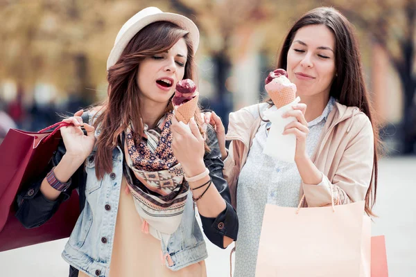 En iyi iki arkadaş dondurma açık havada yiyorsunuz. — Stok fotoğraf
