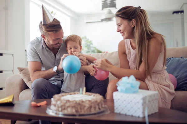 Celebración Familia Vacaciones Cumpleaños Concepto Mamá Papá Están Soplando Globos — Foto de Stock