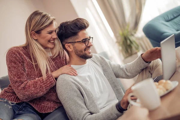 Paar kijken film thuis — Stockfoto