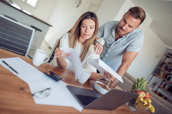 Foto Casal Adulto Amoroso Usando Laptop Analisando Suas Finanças Com — Fotografia de Stock