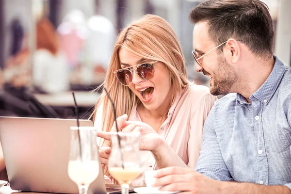 Pareja en la cafetería con portátil . —  Fotos de Stock