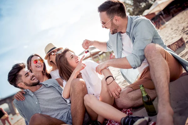 Group of friends having fun relaxing on the beach — Stock Photo, Image