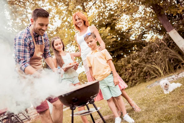 Barbecue ideje. Szabadidő, élelmiszerek, emberek és ünnepek koncepció. — Stock Fotó