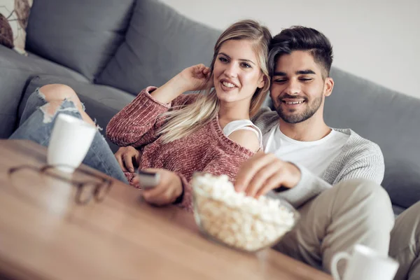 Couple watching movie — Stock Photo, Image