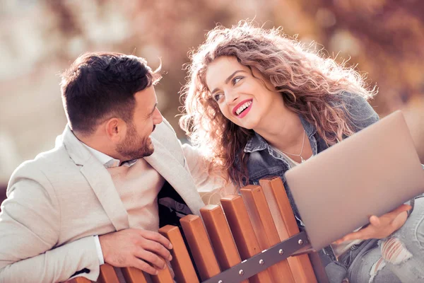 Paar hat Spaß im Freien — Stockfoto