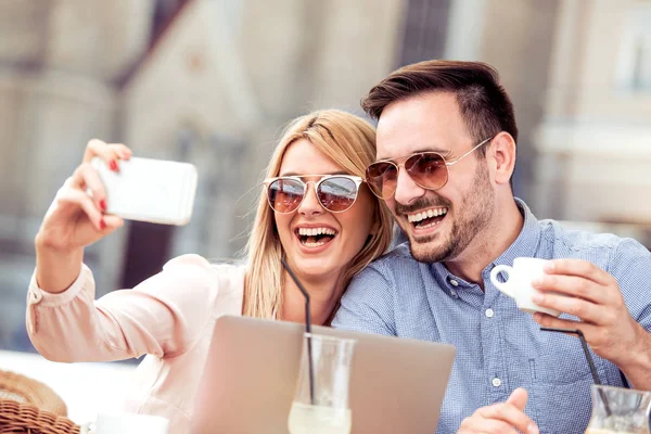 Paar macht Selfie im Café. — Stockfoto