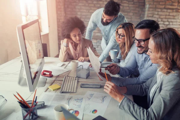 Gente de negocios que tiene reunión en la oficina moderna — Foto de Stock