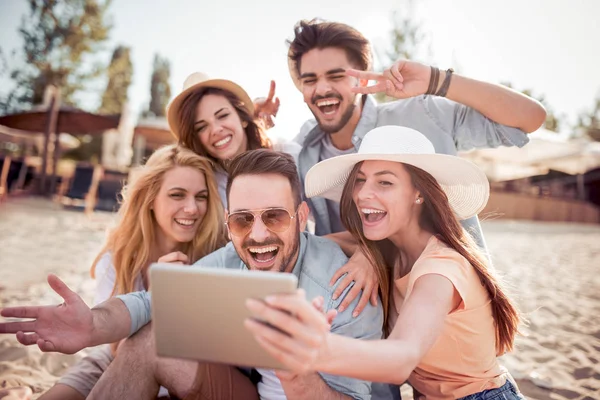 Verano Vacaciones Vacaciones Felicidad Concepto Grupo Amigos Tomando Selfie — Foto de Stock
