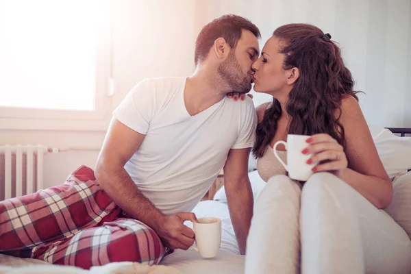 Hermosa pareja pasando tiempo en casa en la mañana de verano — Foto de Stock