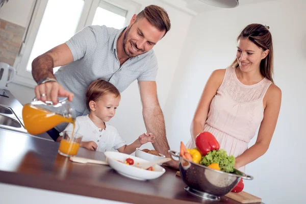 Ευτυχισμένη Οικογένεια Προετοιμασία Λαχανικών Μαζί Στο Σπίτι Στην Κουζίνα — Φωτογραφία Αρχείου