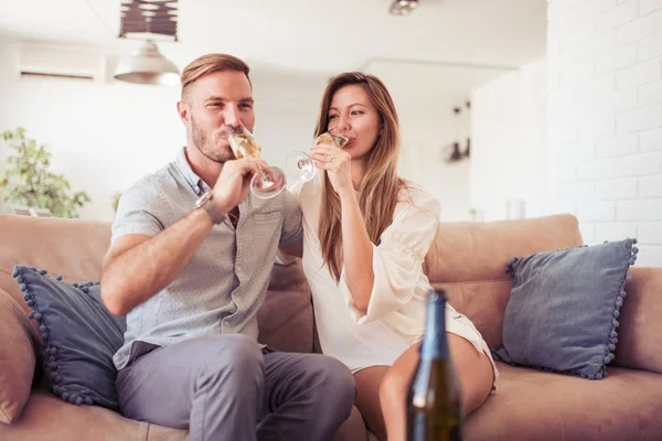 Hermosa Pareja Está Bebiendo Vino Hablando Sonriendo Sofá Casa — Foto de Stock