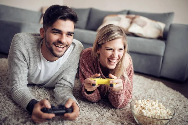 Νεαρό ζευγάρι που παίζει βιντεοπαιχνίδια — Φωτογραφία Αρχείου
