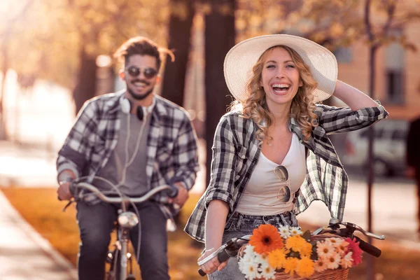 Pareja sonriente enamorada al aire libre con bicicleta . — Foto de Stock