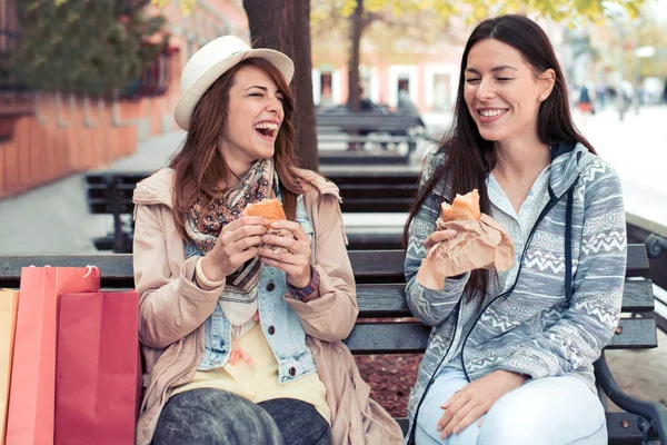 Arkadaşlarım Alışveriş Sonra Rahatlatıcı Onlar Gülüyor Sandviç Yeme Having Büyük — Stok fotoğraf