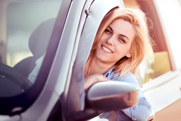 Twee meisjes op de weg trying voor positiebepaling hun auto — Stockfoto