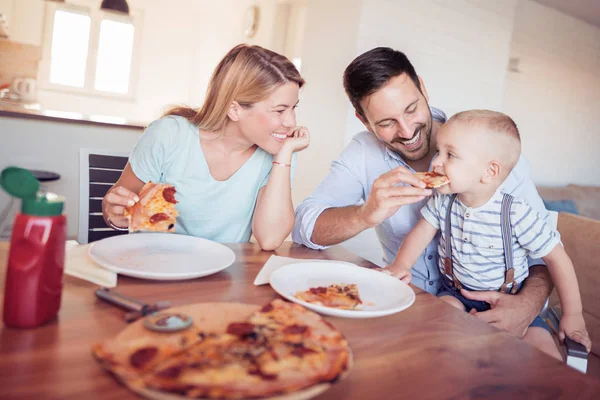 Семья с пиццей на кухне . — стоковое фото