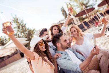 Yaz, tatil, tatil ve mutluluk kavramı-selfie akıllı telefon ile alarak arkadaş grubu.