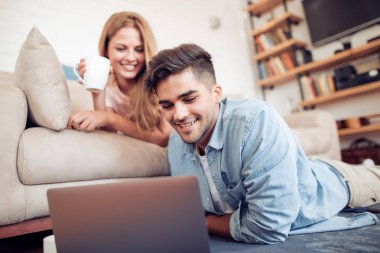İki laptop kendi oturma odasında bir film izlerken. Aşk, teknoloji, internet ve insan kavramı.