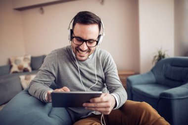 Evde müzik dinleme yakışıklı genç adam.