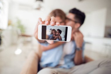 Genç çift selfies akıllı telefon ile yeni evlerinde alarak.