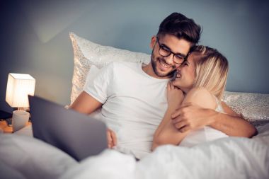 Güzel çift evde yaz sabahı zaman harcama.