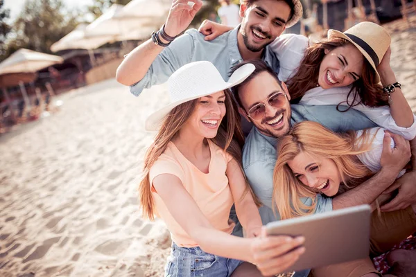 快乐的人概念 群在海滩上采取用手机拍照的朋友 — 图库照片