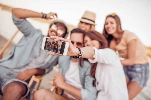 Sommar Semester Semester Och Lycka Koncept Grupp Vänner Tar Selfie — Stockfoto