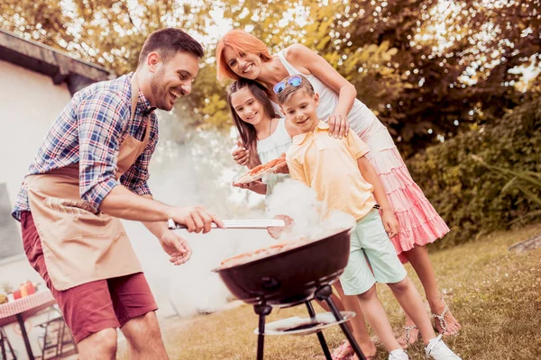 Família Feliz Fazendo Churrasco Seu Jardim Verão Conceito Lazer Comida — Fotografia de Stock