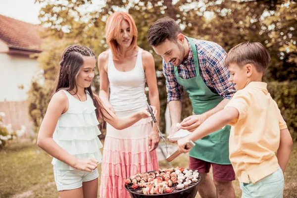 Dad Teaches Kids Make Barbecue Backyard Everyone Having Fun — Stock Photo, Image