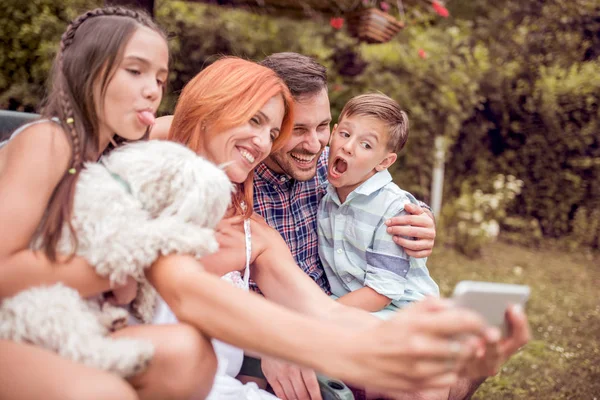 Familia Feliz Con Perro Tomando Selfie Con Teléfono Inteligente Park — Foto de Stock