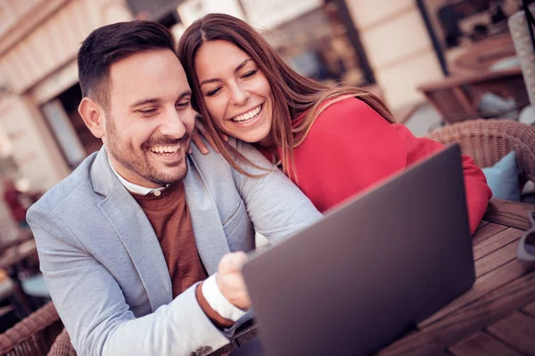 Lyckligt Par Tillbringa Tid Tillsammans Café Och Arbetar Bärbar Dator — Stockfoto