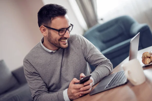 Knappe Zakenman Met Brillen Werken Vanuit Huis — Stockfoto