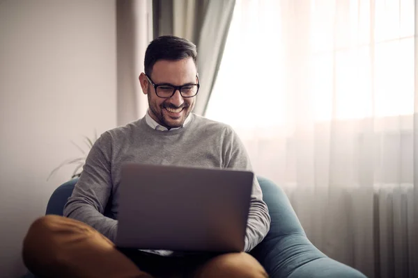 Hombre Negocios Guapo Con Anteojos Que Trabajan Desde Casa — Foto de Stock