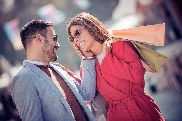 Retrato Casal Com Sacos Compras Cidade — Fotografia de Stock