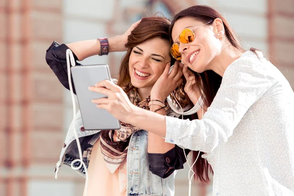 Amigas Jovens Usando Tablet Ouvindo Música Tecnologia Conceito Amizade — Fotografia de Stock