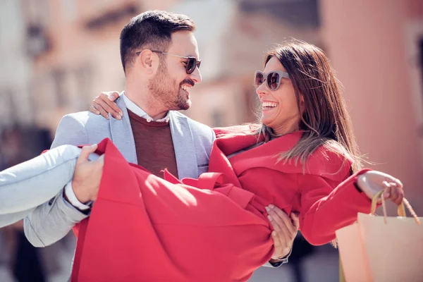 Retrato Una Pareja Con Bolsas Compras Ciudad —  Fotos de Stock