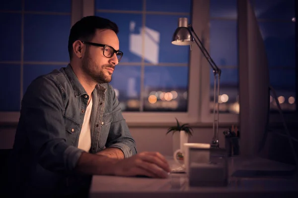 Uomo Che Lavora Portatile Casa Conteggio Dei Dati Finanziari — Foto Stock