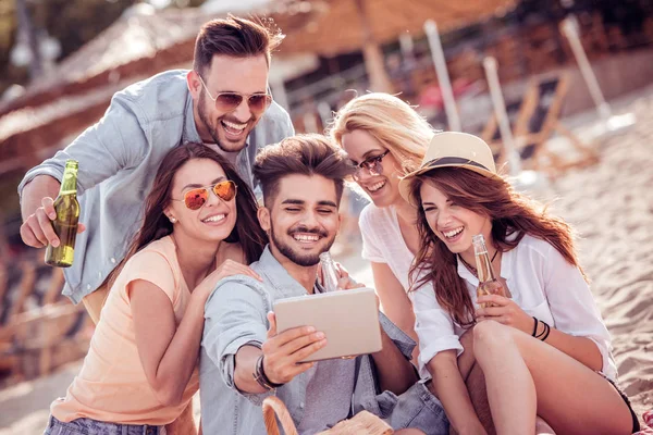 Selfie akıllı telefon ile birlikte sahilde alarak neşeli arkadaş grubu.