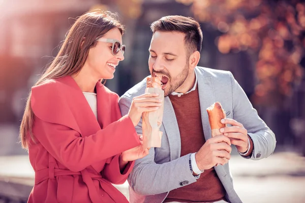 Pareja Almorzando Aire Libre Comiendo Bocadillos — Foto de Stock