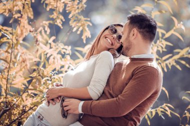 Mutlu genç çift dışarıda eğleniyor ve gülümsüyor..